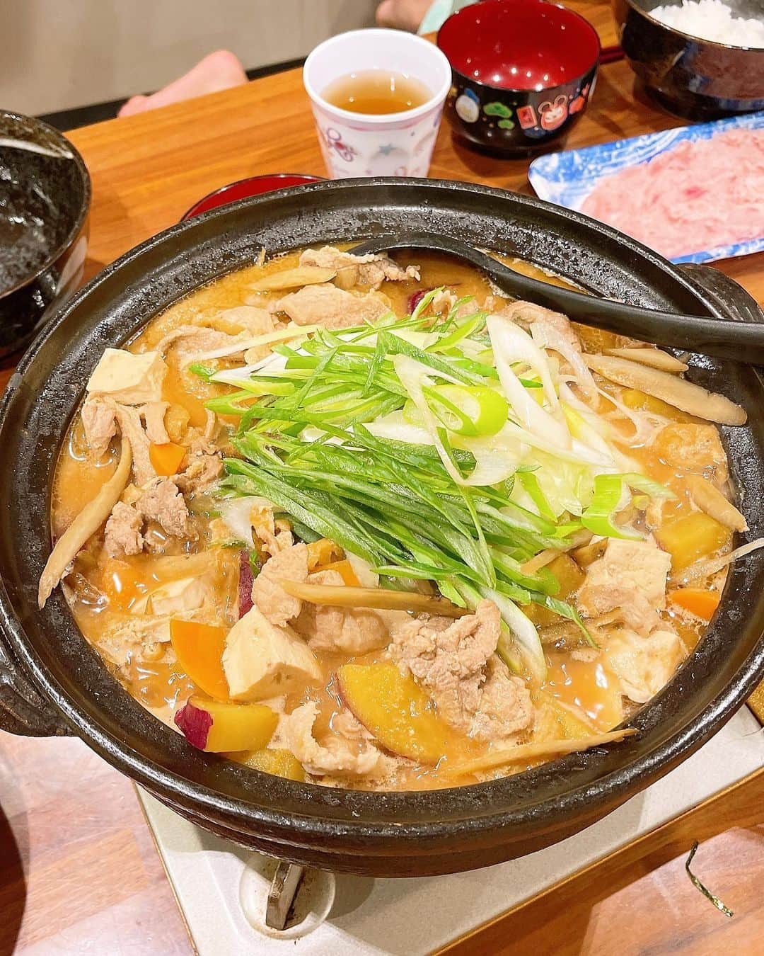 みきママさんのインスタグラム写真 - (みきママInstagram)「【月に1度のネギトロ丼の日です！！】  月に1回、ネギトロ丼の日があってね、1人1パックネギトロが食べられます✨  前までは1パックを3人で分けてたんだけどね、取り合いになるので1人1パックにしました🤣🤣🤣  すると、杏ちゃん「美味しすぎー。もっと買っておけばよかったね。」ってさ。それは無理です。  れんくん「やったー」ってさ。ネギトロ、本当好きだよね。  今夜は豚汁も召し上がれ〜😄😄😄免疫力アップには、腸内環境を整える味噌汁が1番だよ✨  すると、れんくん「俺のサラダは？」ってさ。サラダを用意しろって言うからさ、ツナサラダにしました。温野菜より生野菜がいいんだって。ドレッシングもいらないって。  お前さんはモデルか❓  #みきママ　#ネギトロ丼 #豚汁」12月1日 20時31分 - mikimama_official