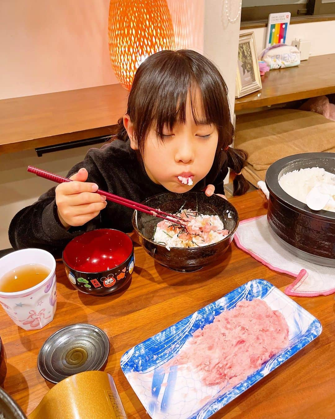 みきママさんのインスタグラム写真 - (みきママInstagram)「【月に1度のネギトロ丼の日です！！】  月に1回、ネギトロ丼の日があってね、1人1パックネギトロが食べられます✨  前までは1パックを3人で分けてたんだけどね、取り合いになるので1人1パックにしました🤣🤣🤣  すると、杏ちゃん「美味しすぎー。もっと買っておけばよかったね。」ってさ。それは無理です。  れんくん「やったー」ってさ。ネギトロ、本当好きだよね。  今夜は豚汁も召し上がれ〜😄😄😄免疫力アップには、腸内環境を整える味噌汁が1番だよ✨  すると、れんくん「俺のサラダは？」ってさ。サラダを用意しろって言うからさ、ツナサラダにしました。温野菜より生野菜がいいんだって。ドレッシングもいらないって。  お前さんはモデルか❓  #みきママ　#ネギトロ丼 #豚汁」12月1日 20時31分 - mikimama_official