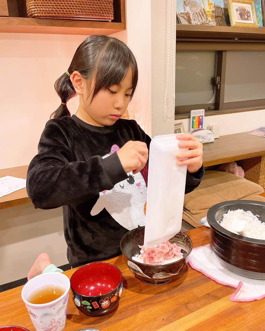 みきママさんのインスタグラム写真 - (みきママInstagram)「【月に1度のネギトロ丼の日です！！】  月に1回、ネギトロ丼の日があってね、1人1パックネギトロが食べられます✨  前までは1パックを3人で分けてたんだけどね、取り合いになるので1人1パックにしました🤣🤣🤣  すると、杏ちゃん「美味しすぎー。もっと買っておけばよかったね。」ってさ。それは無理です。  れんくん「やったー」ってさ。ネギトロ、本当好きだよね。  今夜は豚汁も召し上がれ〜😄😄😄免疫力アップには、腸内環境を整える味噌汁が1番だよ✨  すると、れんくん「俺のサラダは？」ってさ。サラダを用意しろって言うからさ、ツナサラダにしました。温野菜より生野菜がいいんだって。ドレッシングもいらないって。  お前さんはモデルか❓  #みきママ　#ネギトロ丼 #豚汁」12月1日 20時31分 - mikimama_official