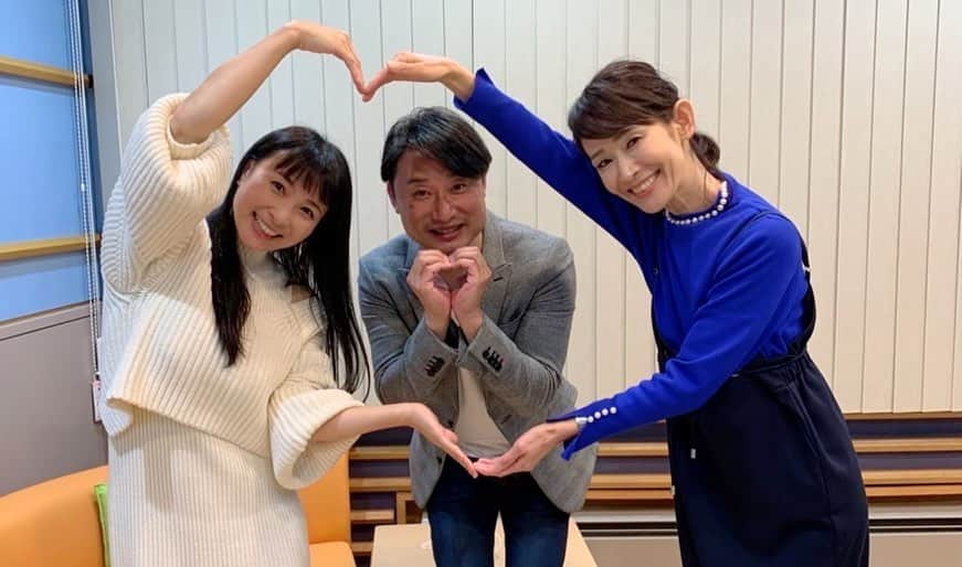 前田阿希子さんのインスタグラム写真 - (前田阿希子Instagram)「1年ぶりにMBSにお邪魔しましたー！ 『メッセンジャーあいはらのYouはこれから』に ゲスト出演させて頂きました😆  あー、笑った笑った🤣🤣🤣 冷や汗もいっぱいかきましたが...🤣😂(笑)  あいはらさん、武川さん、スタッフの皆様、 お聞き頂いた方々、本当にありがとうございました🙇‍♀️  (お聴き逃しになった方は、 radikoのタイムフリーもありますから是非そちらで😎)  アナ室にも遊びに行けて、 先輩方に会えてパワーいっぱい頂きました😆✨  あぁ...MBS、やっぱり温かくて大好きです😭  また来年お邪魔させて下さいね😁   #メッセンジャーあいはらのYouはこれから  #メッセンジャーあいはらさん   #武川智美アナ  #MBSラジオ #MBSアナウンサー  #松井愛アナ  #近藤亨アナ  #馬野雅行アナ  #西靖アナ  #松本麻衣子アナ  #古川圭子アナ   #皆様ありがとうございました！  #武川さんと作ったのはハート  #そこにひょっこり井上アナ  #前田阿希子」12月1日 20時51分 - akiko_1206