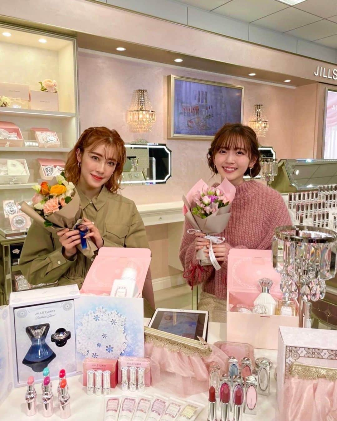 鈴木愛理さんのインスタグラム写真 - (鈴木愛理Instagram)「✴︎ @jillstuartbeauty  ⁡ 先日は、JILLSTUART Beauty さんとのコラボインスタライブありがとうございました🥰 ⁡ みやと2人でビューティのお仕事するのは初めてだったのでドキドキでしたが、同期って安心するなぁと改めて☺️🤍 とっても楽しくてあっという間の1時間でした✨ ⁡ 見逃してしまった方は、 @jillstuartbeauty のアカウントにアーカイブが1ヶ月ほど残るそうなので是非見てくださいね✌️ ⁡ そして、昨日のインスタライブ内で みやとプレゼント交換をしたのですが、 それぞれが選んだプレゼントBOXが視聴者の皆様にも当たるそうです💄💎 ⁡ もちろんJILLSTUARTさんの商品から選ばせてもらったのですが、お互い自分も欲しいものを選んじゃった感じ！🤣 本当に愛を込めて選んだので、自分へのご褒美にも良し、彼女さんへのプレゼントでもよし🎁 ⁡ 詳しくはインスタライブを観てくださいね✨ たくさんのご応募待ってます✨ ⁡ あ！ 昨日のメイク好評だったので参考になるかわからないけど、半顔アップを載せますね😏 ⁡ ⁡ #みやと一緒だと不思議と妹モードに入るらしい #なぜなのだろうか #わたしそのモードなかなか発動しない気がするし #めっちゃ無意識なんですけど #昔からよく言われるし #昨日のすごくコメント欄でもめっちゃ言われててびっくりした🤣 #みやへ #いつまでも頼れるお姉ちゃんでいてね😚 #あいりより。 #笑 ⁡ #jillastuartbeauty #pr」12月1日 20時52分 - airisuzuki_official_uf