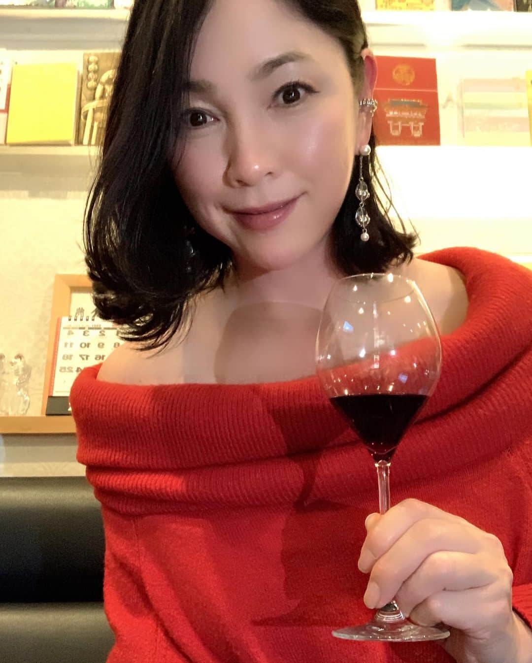 田中悦子さんのインスタグラム写真 - (田中悦子Instagram)「占いのお店で 家庭料理って面白い😂 たなえつ、来年いいらしい💕🥰  #占い #手相 #めっちゃ当てられた #アラフィフ女子 #50代女子 #ワイン #wine #winelover  #オフショルニット #赤」12月1日 20時53分 - etsuko.reborn25