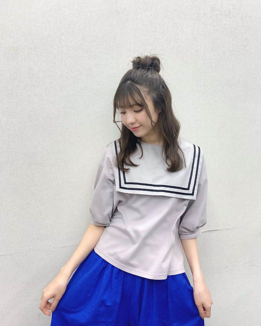 小玉梨々華のインスタグラム：「写真集の衣装です🪞 昨日葉月が載せてた写真と似てて恥ずかしいです たまたまです仲良しみたいです  #manana_official #merlot」
