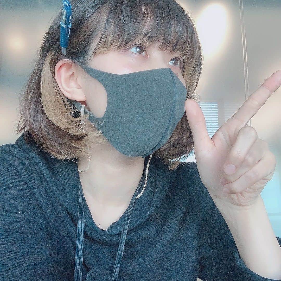 ぱちおまるさんのインスタグラム写真 - (ぱちおまるInstagram)「なかなかこないミーティングの相手 @gamo_boy_08 を待ってる間暇だったので、スカシ耳ペンモデルのアー写とってました。 #スカシ耳ペンモデル #アサイン待ち」12月1日 21時02分 - pachiomaru