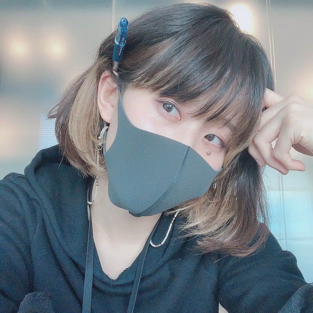 ぱちおまるさんのインスタグラム写真 - (ぱちおまるInstagram)「なかなかこないミーティングの相手 @gamo_boy_08 を待ってる間暇だったので、スカシ耳ペンモデルのアー写とってました。 #スカシ耳ペンモデル #アサイン待ち」12月1日 21時02分 - pachiomaru