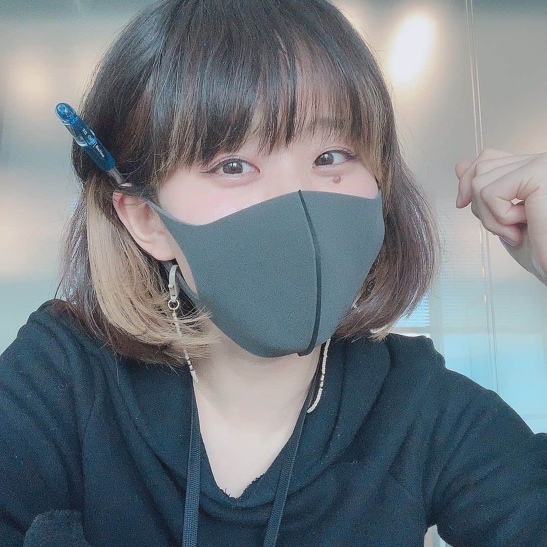 ぱちおまるさんのインスタグラム写真 - (ぱちおまるInstagram)「なかなかこないミーティングの相手 @gamo_boy_08 を待ってる間暇だったので、スカシ耳ペンモデルのアー写とってました。 #スカシ耳ペンモデル #アサイン待ち」12月1日 21時02分 - pachiomaru