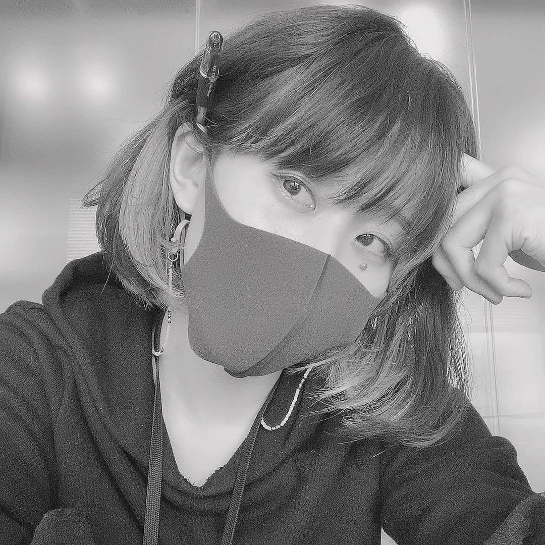 のインスタグラム：「なかなかこないミーティングの相手 @gamo_boy_08 を待ってる間暇だったので、スカシ耳ペンモデルのアー写とってました。 #スカシ耳ペンモデル #アサイン待ち」