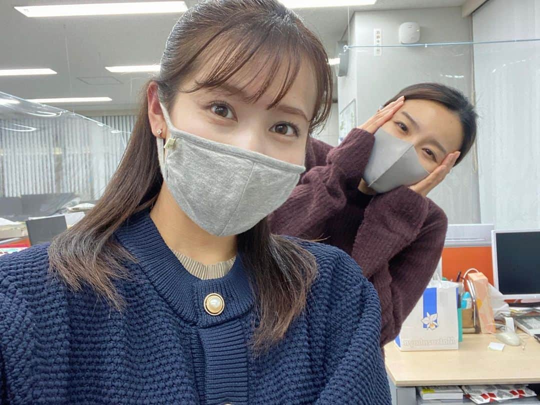 島津咲苗さんのインスタグラム写真 - (島津咲苗Instagram)「ちょっと居残りしていたら ドキュメンタリー制作中の愛子さんが・・・！ ヘロヘロや〜と言っていましたが、 それでも綺麗な愛子さんです😑 遅くまで、お疲れ様です🥺🥺  そして、なんだこの寒さ！！ めっちゃサムイ！！！ 冨永さん @to_miyuki.wm の言う通りでしたね(笑) . . #寒い #寒い日コーデ #今日のコーデ #冬服 #秋服 #重ね着 #ざっくりカーディガン #この上に #もこもこアウター  #メーテレ #アナウンサー #石神愛子 #島津咲苗 #ケーブルニット #ネイビー #ハーフアップ #ミディアムヘア」12月1日 21時12分 - sanae_shimazu