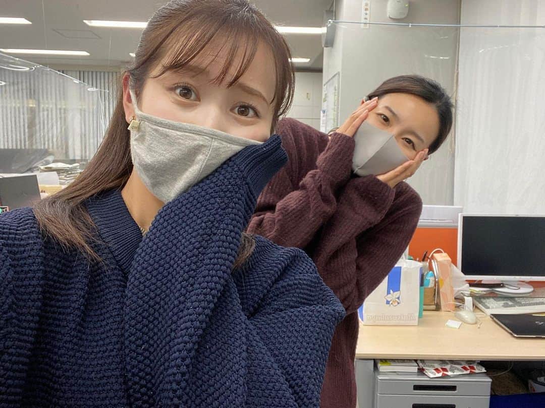 島津咲苗さんのインスタグラム写真 - (島津咲苗Instagram)「ちょっと居残りしていたら ドキュメンタリー制作中の愛子さんが・・・！ ヘロヘロや〜と言っていましたが、 それでも綺麗な愛子さんです😑 遅くまで、お疲れ様です🥺🥺  そして、なんだこの寒さ！！ めっちゃサムイ！！！ 冨永さん @to_miyuki.wm の言う通りでしたね(笑) . . #寒い #寒い日コーデ #今日のコーデ #冬服 #秋服 #重ね着 #ざっくりカーディガン #この上に #もこもこアウター  #メーテレ #アナウンサー #石神愛子 #島津咲苗 #ケーブルニット #ネイビー #ハーフアップ #ミディアムヘア」12月1日 21時12分 - sanae_shimazu