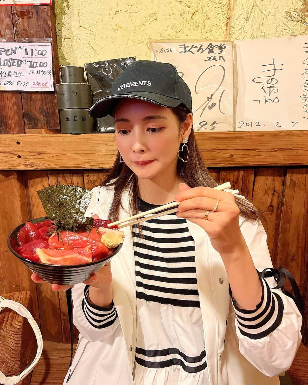 得あゆさんのインスタグラム写真 - (得あゆInstagram)「こんなに美味しいマグロが食べられるなんて🥺🔥  鶴橋のまぐろ食堂 まぐろユッケ丼🐟🍚 @maguro.syokudo めっちゃ美味しすぎてびっくりした けどハーフでこの量。 お昼夜ご飯になりました🥰🙏🏻笑  topsとベストは　@glamorous_garden 🤍 ・ ・ ・ ・ ・ ・ ・ ・ ・ ・ ・ ・ ・ ・ ・ #まぐろ食堂#まぐろ#マグロ丼#鶴橋#秋コーデ#秋服#秋服コーデ#秋メイク#キャップ#スポーティー#ボーダートップス#ママコーデ#ママファッション#子育てママ#子育て#赤ちゃんのいる暮らし#ボーダー#大人可愛い#大人カジュアル#主婦#主婦の楽しみ#ブラックコーデ#重ね着#着回しコーデ#産後ダイエット#産後骨盤矯#海鮮丼#鶴橋グルメ#丼#ユッケ」12月1日 21時13分 - tokuayu819