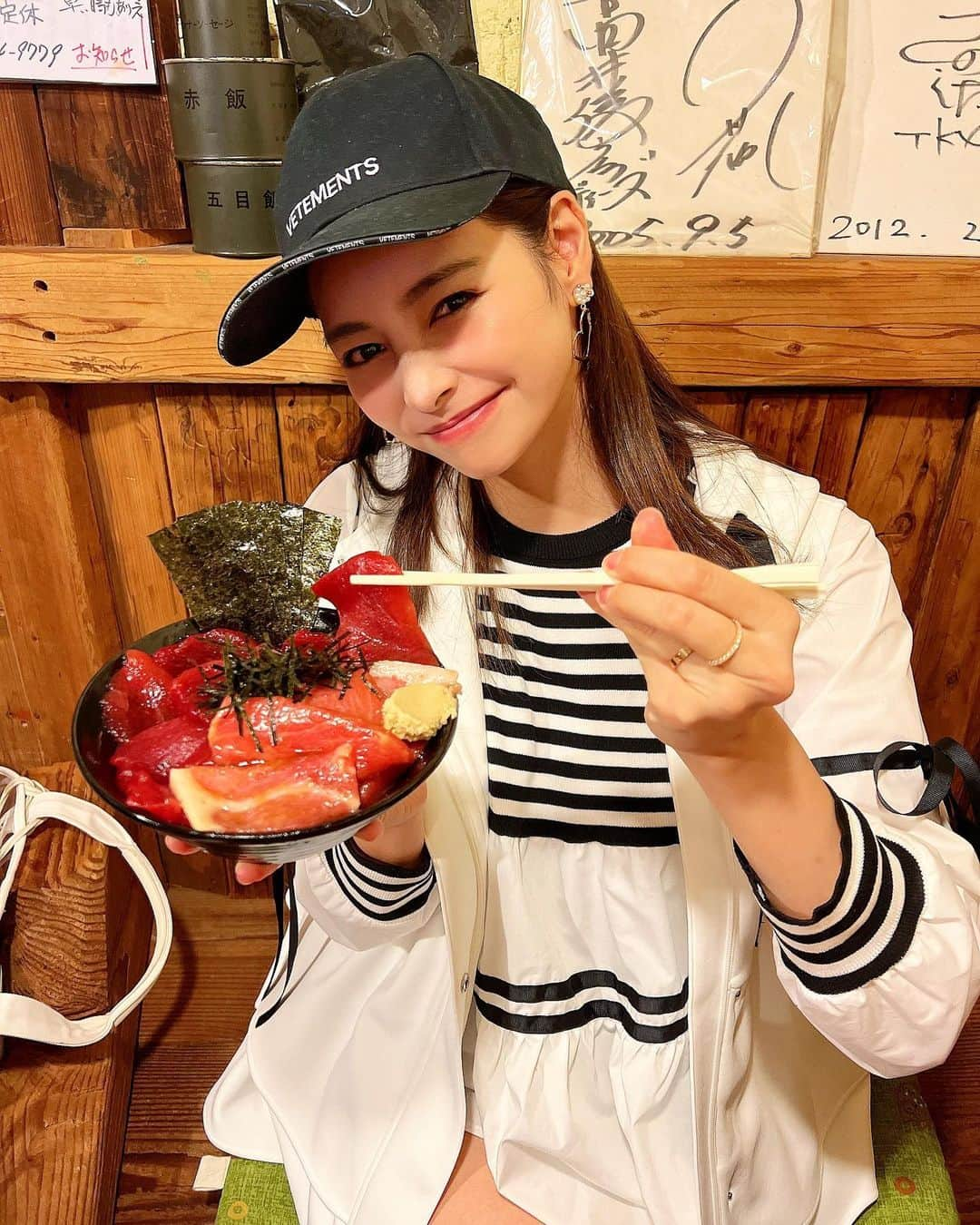 得あゆさんのインスタグラム写真 - (得あゆInstagram)「こんなに美味しいマグロが食べられるなんて🥺🔥  鶴橋のまぐろ食堂 まぐろユッケ丼🐟🍚 @maguro.syokudo めっちゃ美味しすぎてびっくりした けどハーフでこの量。 お昼夜ご飯になりました🥰🙏🏻笑  topsとベストは　@glamorous_garden 🤍 ・ ・ ・ ・ ・ ・ ・ ・ ・ ・ ・ ・ ・ ・ ・ #まぐろ食堂#まぐろ#マグロ丼#鶴橋#秋コーデ#秋服#秋服コーデ#秋メイク#キャップ#スポーティー#ボーダートップス#ママコーデ#ママファッション#子育てママ#子育て#赤ちゃんのいる暮らし#ボーダー#大人可愛い#大人カジュアル#主婦#主婦の楽しみ#ブラックコーデ#重ね着#着回しコーデ#産後ダイエット#産後骨盤矯#海鮮丼#鶴橋グルメ#丼#ユッケ」12月1日 21時13分 - tokuayu819