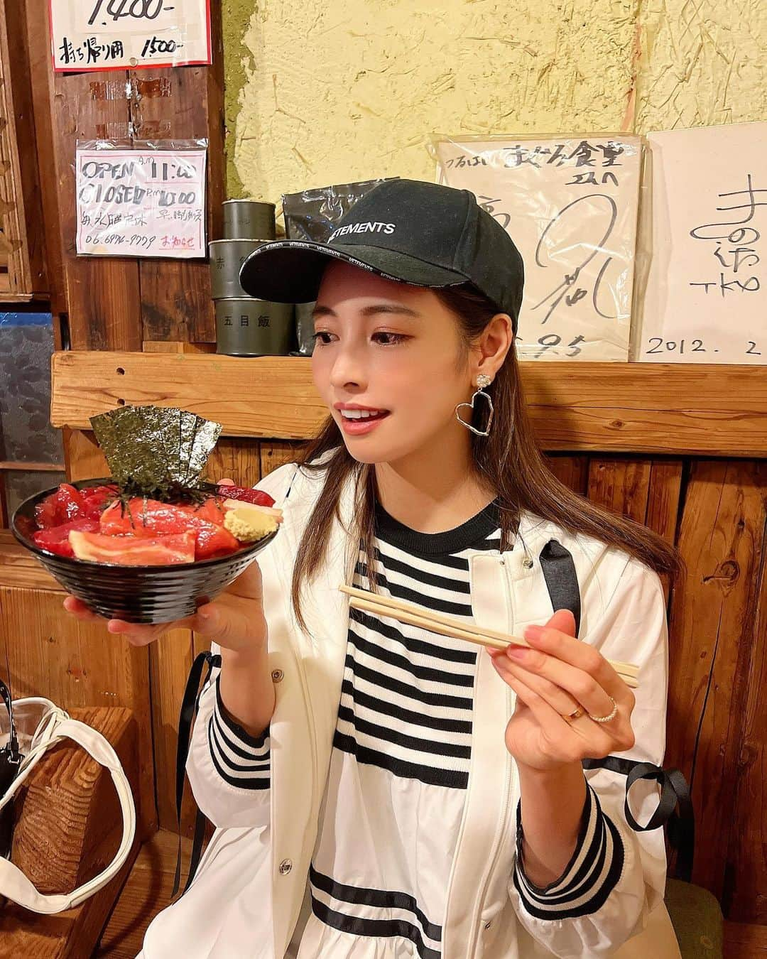 得あゆさんのインスタグラム写真 - (得あゆInstagram)「こんなに美味しいマグロが食べられるなんて🥺🔥  鶴橋のまぐろ食堂 まぐろユッケ丼🐟🍚 @maguro.syokudo めっちゃ美味しすぎてびっくりした けどハーフでこの量。 お昼夜ご飯になりました🥰🙏🏻笑  topsとベストは　@glamorous_garden 🤍 ・ ・ ・ ・ ・ ・ ・ ・ ・ ・ ・ ・ ・ ・ ・ #まぐろ食堂#まぐろ#マグロ丼#鶴橋#秋コーデ#秋服#秋服コーデ#秋メイク#キャップ#スポーティー#ボーダートップス#ママコーデ#ママファッション#子育てママ#子育て#赤ちゃんのいる暮らし#ボーダー#大人可愛い#大人カジュアル#主婦#主婦の楽しみ#ブラックコーデ#重ね着#着回しコーデ#産後ダイエット#産後骨盤矯#海鮮丼#鶴橋グルメ#丼#ユッケ」12月1日 21時13分 - tokuayu819