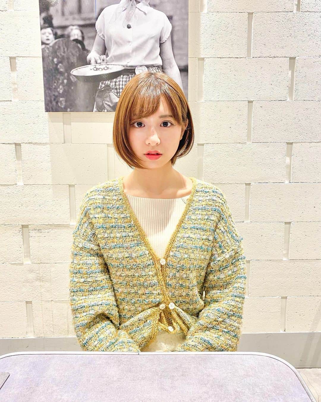 鈴木泉帆のインスタグラム：「こんにちは！真顔みづほです🐰  もう12月ですね😳はやい😳  11月はだらだらと過ごしていたので 今日から気を引き締めて頑張ります💪🏻  そんなわけで目標を立てます🙋‍♀️ 今週から目標は、0時就寝7時起床！！  脱だらだら仲間、募集してます💌  #ボブ #ショートヘア #ショートボブ #サロンモデル #サロモ　#撮影モデル #撮影 #被写体 #被写体モデル」