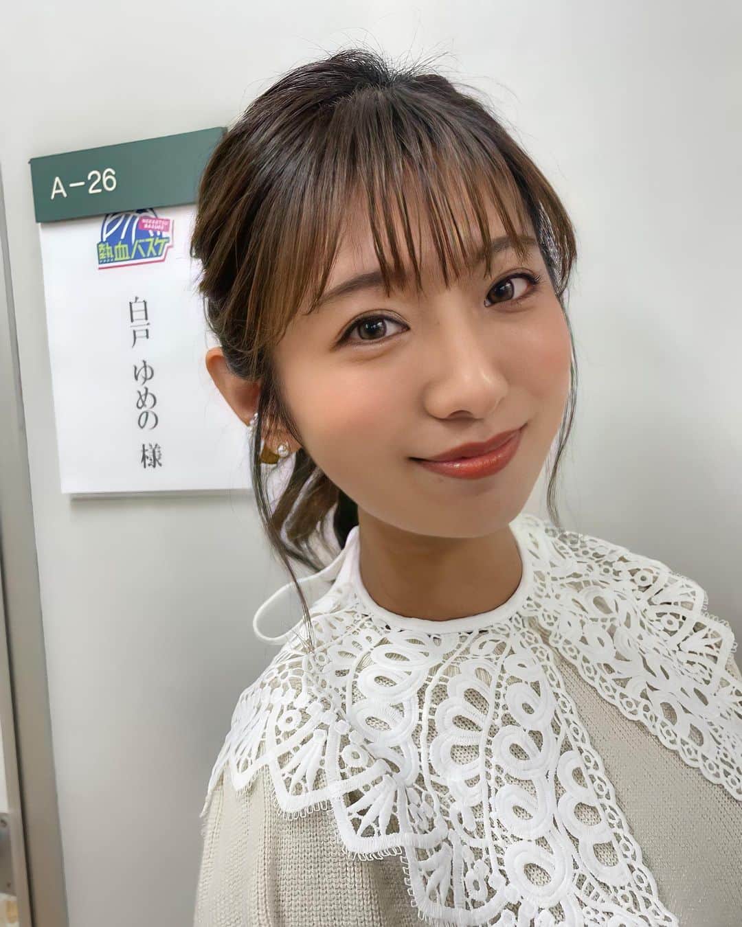 白戸ゆめのさんのインスタグラム写真 - (白戸ゆめのInstagram)「👗 . 今年らしい大きな襟と 赤いタイツがポイントの衣装✨ . tops&skirt: @wclosetwearsinc shoes: @randa_pic」12月1日 21時20分 - yumeno.s_