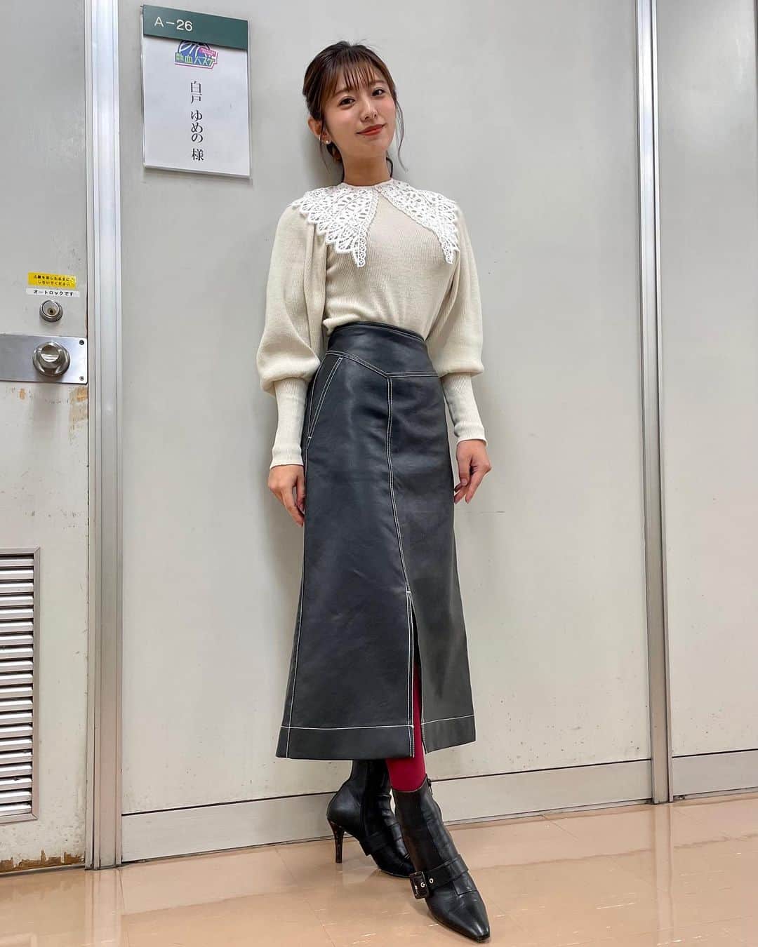 白戸ゆめのさんのインスタグラム写真 - (白戸ゆめのInstagram)「👗 . 今年らしい大きな襟と 赤いタイツがポイントの衣装✨ . tops&skirt: @wclosetwearsinc shoes: @randa_pic」12月1日 21時20分 - yumeno.s_