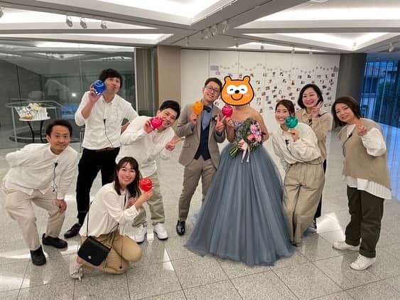 センターうるしのインスタグラム：「最近はオンラインでの司会が多い中、人前結婚式と結婚パーティーの司会をさせて頂きました！  新郎様は吉本興業に所属する、もののあはれ北川さん！現役高校教師でありながら、劇場に出演する方なんです！ とっても素敵な新婦様と北川さん。 カラフルに装飾された会場で、楽しい親族様とゲスト様に囲まれて、すんごい温かな祝福の想い溢れるパーティーでした！  そこにいれた僕も幸せでした😆楽しかったなぁ  お二人 末永くお幸せに✨  #もののあはれ北川 #結婚パーティー」