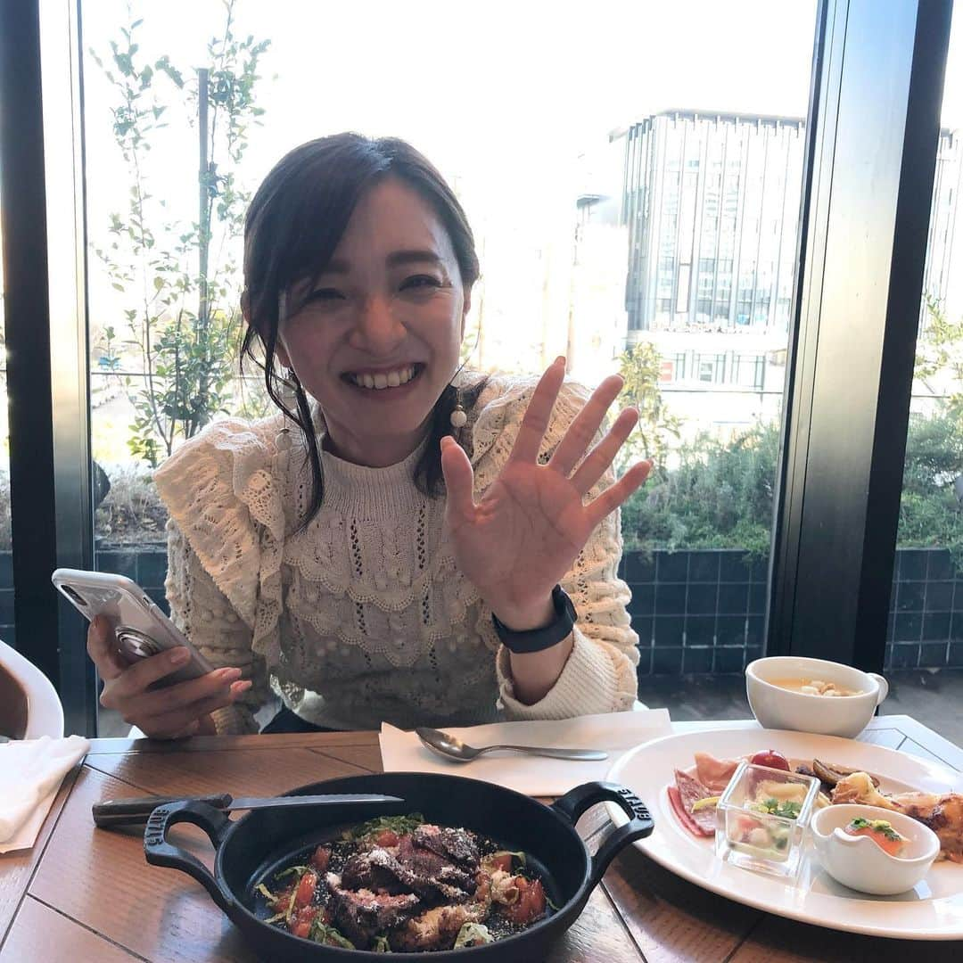 舞花くるみさんのインスタグラム写真 - (舞花くるみInstagram)「⁡ ⁡ 今日は娘を夫にお任せして、 バレトンインストラクターのえり先生と ランチへ行かせて頂きました🍴 ⁡  何度かレッスン受けさせて頂いてるのですが、 こうしてゆっくりとお話させて頂けて とても嬉しかったです！！  ⁡ えり先生は、 ご主人の転勤で仙台にいらして6年目。 子育て中の転勤族で同じ境遇なので、 とても親近感湧いてました👧  そして前から伺っていましたが 小さい頃から宝塚が大好きだったそうで‼️ 涼風さんや天海さんのファンだったそう😍 久々に、宝塚トークにも花が咲きました🌸  本当に笑顔が素敵な方で・・・❤️ ここまで来るまでに とてもとても努力されてる方で、 色々とお話聞けて刺激になりました🥺✨✨ ⁡ あぁ〜！楽しかった！！！！ そして、美味しかった✨ 食べ過ぎたなぁ。笑  @balletoneeri   #仙台 #forestkitchen  #フォレストキッチン  #バレトン  #子育てママ  #転勤族」12月1日 21時33分 - kurumilk_maika