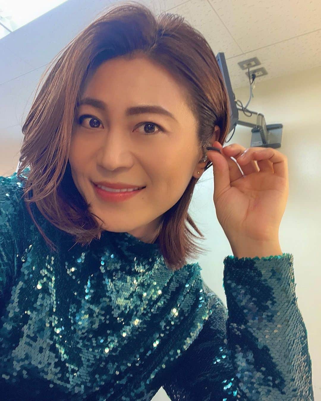 氷川きよしさんのインスタグラム写真 - (氷川きよしInstagram)「今日は歌番組の収録。🎤 緊張したー。 また情報は追々お伝えしますので ぜひ見ていただきたいなあと。  後ろのTVと頭が合体していますw  by kiina  #氷川きよし #hikawakiyoshi #kii #kiina #kiinatural #キヨラー」12月1日 21時43分 - hikawa_kiyoshi_official
