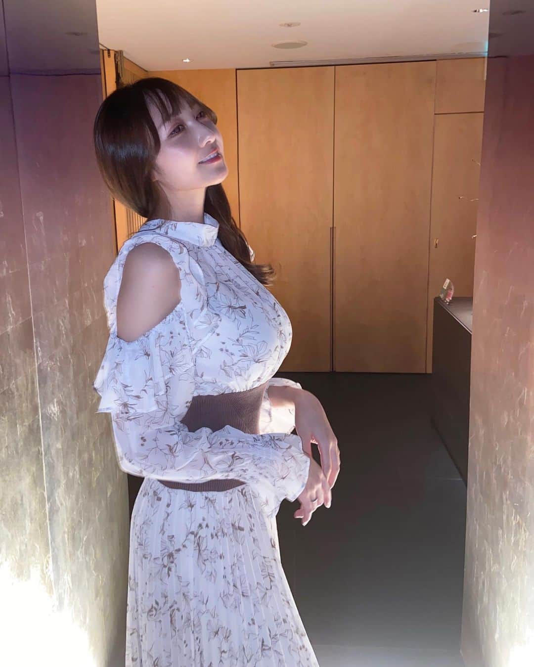 辻りりささんのインスタグラム写真 - (辻りりさInstagram)「. お友達が脱毛サロンをオープン ️ 公式LINEを登録して私の ...