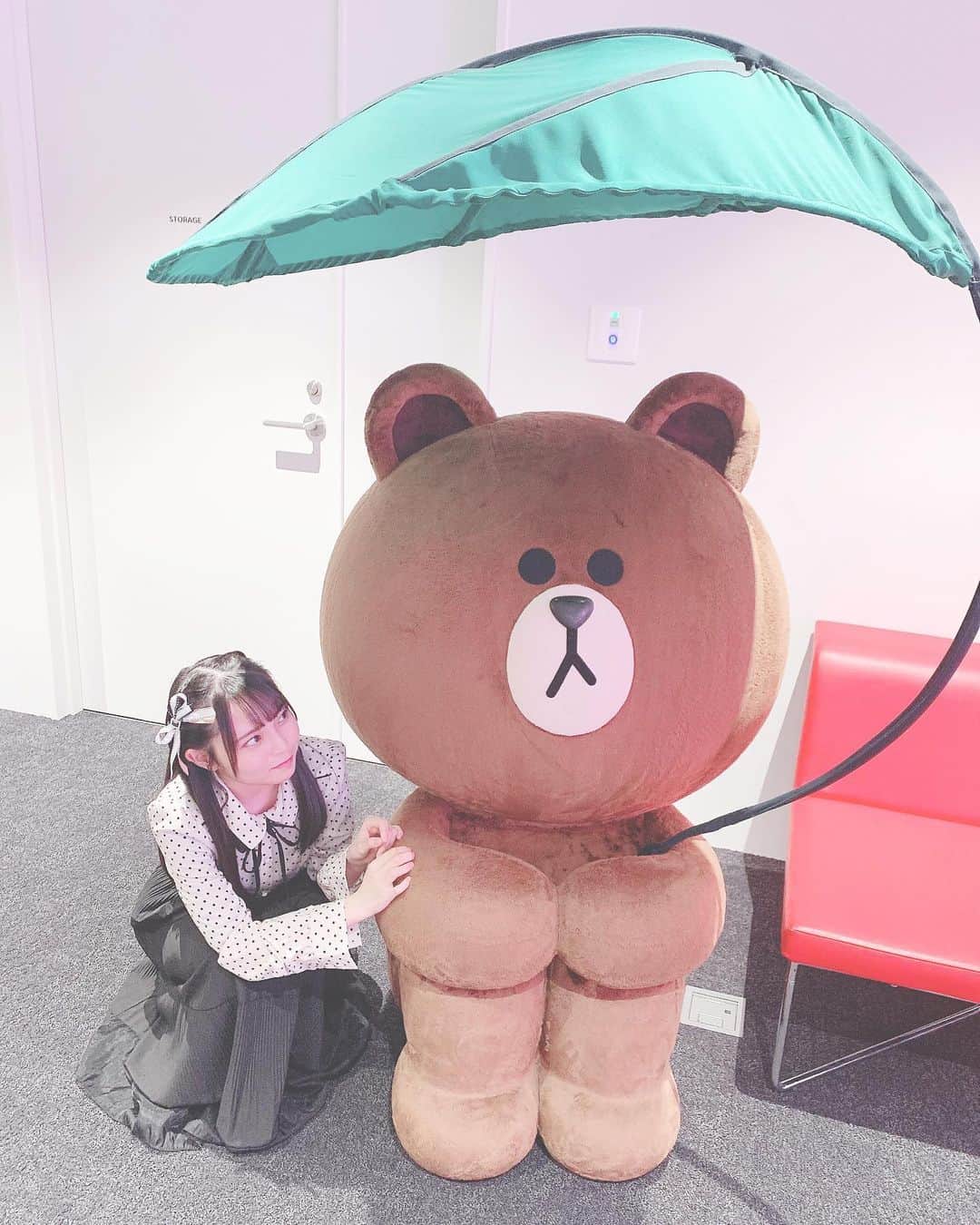 竹本くるみのインスタグラム：「リリース記念配信ありがとうございました！ そして #アウトスタンディング オリコンデイリーランキング1位🌟 ありがとうございます！  ブラウンくんと🐻♡」