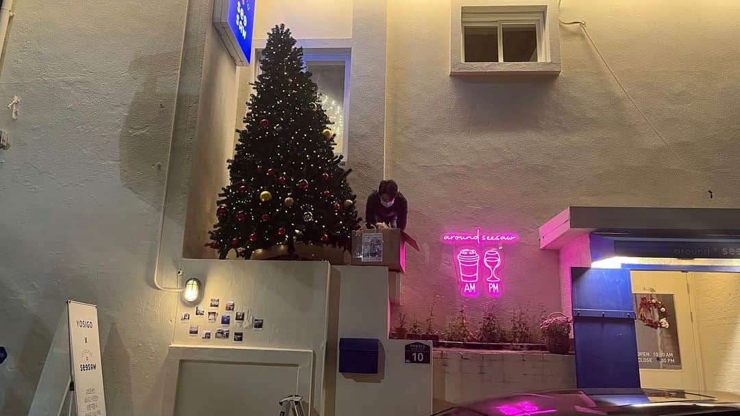 キム・ソヌンのインスタグラム：「3m가 얼마나 높은건지 몰랐던 꼬맹이가 목숨걸고 만든 미리메리크리스마스🎅🏻」