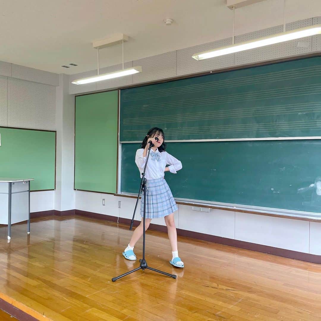 のインスタグラム：「マイクあったからポーズ決めてたら、こころ氏が写真撮ってくれた😽   #めるぷち  #制服  #オフショット」