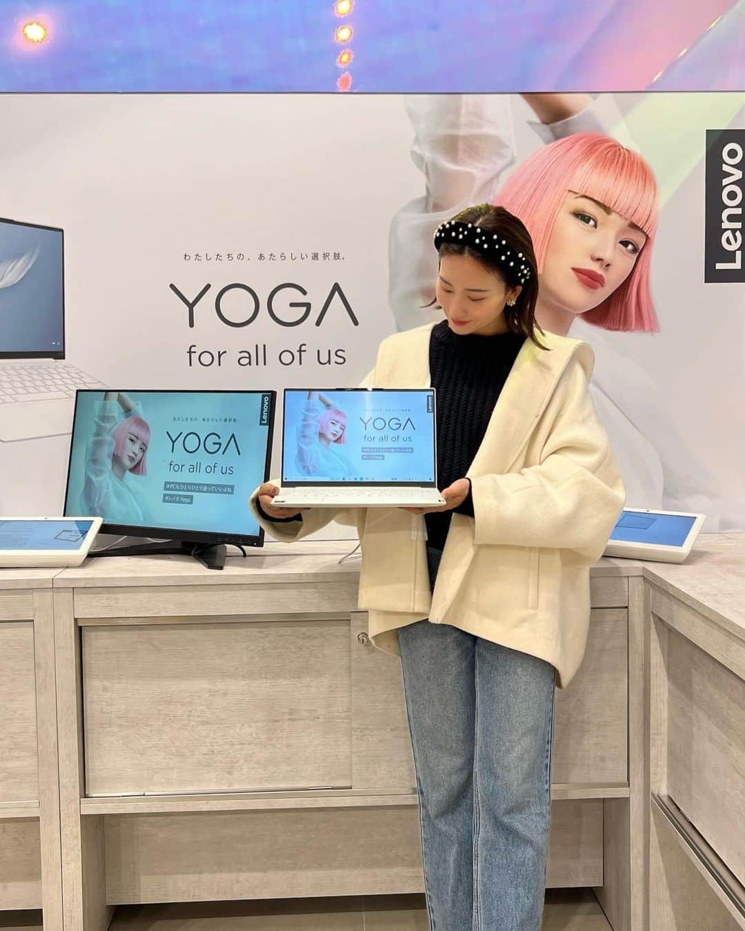 Ayaさんのインスタグラム写真 - (AyaInstagram)「レノボのパソコン「Yoga」の3D広告が本日12/1から12/31まで新宿東口で放映されています😊✨  レノボの <Yoga Carbon> は真っ白なカーボン という素材でつくられていて、外観がオシャレ✨ でも見た目だけじゃなくて、 中身もとってもハイスペック💻 YOGA のロゴも可愛いよね🥺💕  新宿丸井本館で開催中のYoga ポップアップストアで実際に触ってみました！ とにかく軽い！なんと1kgもない軽さなんだとか🧐  こんなに薄くて軽いのに頑丈なのも嬉しい💻 これだけそろうって他に中々ないですよね😌  それに充電もかなり速いっ！！ 急速充電ってとても便利🔌 15分の充電で約2時間使用可能だと ポップアップストアで教えてもらいました！ 急にパソコンが必要になった時でも 15分充電するば２時間使えるよ😌  新宿へ立ち寄った際は Yoga、チェックしてみてください💕 @lenovojp   #レノボYoga #新宿で3Dヨガ #PCもひとりひとり違っていいよね #pr」12月1日 22時01分 - aya__fit