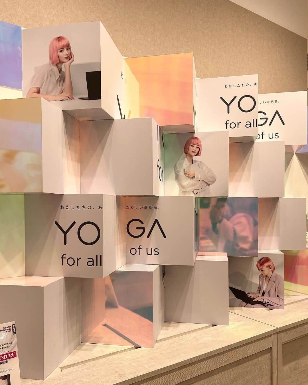 Ayaさんのインスタグラム写真 - (AyaInstagram)「レノボのパソコン「Yoga」の3D広告が本日12/1から12/31まで新宿東口で放映されています😊✨  レノボの <Yoga Carbon> は真っ白なカーボン という素材でつくられていて、外観がオシャレ✨ でも見た目だけじゃなくて、 中身もとってもハイスペック💻 YOGA のロゴも可愛いよね🥺💕  新宿丸井本館で開催中のYoga ポップアップストアで実際に触ってみました！ とにかく軽い！なんと1kgもない軽さなんだとか🧐  こんなに薄くて軽いのに頑丈なのも嬉しい💻 これだけそろうって他に中々ないですよね😌  それに充電もかなり速いっ！！ 急速充電ってとても便利🔌 15分の充電で約2時間使用可能だと ポップアップストアで教えてもらいました！ 急にパソコンが必要になった時でも 15分充電するば２時間使えるよ😌  新宿へ立ち寄った際は Yoga、チェックしてみてください💕 @lenovojp   #レノボYoga #新宿で3Dヨガ #PCもひとりひとり違っていいよね #pr」12月1日 22時01分 - aya__fit