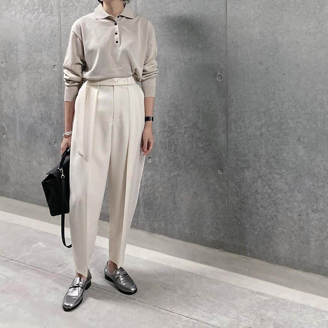 TOMOさんのインスタグラム写真 - (TOMOInstagram)「12/2 21時から12/5 22時まで LOHEN  2022PRE-SPRING COLLECTION  delivery March  受注スタート致します。 お届けは3月中旬から順次予定しております。  どれもお気に入りすぎて、 悩む新作😂😂  poloは、パッとした映えアイテムではないけど、 かなり優秀な1着。　 どうしてもパンツに合わせて欲しくて作ったのです😜 着心地もシルエットも最高です🙌 いよいよ明日受注開始です🙏  ⚫︎polo color→WHITE、BLACK、BEIGE price→19800円 size→Free 着丈67 身幅50 袖幅45 AH21 肩幅48 裄84 袖丈60 袖巾19 袖口8 天巾15.5   素材→コットン100%  お手入れ→手洗い可能  ⚫︎pants color→BLACK、WHITE、CAMEL price→26400円 size→36、38 (36) ウエスト66 ヒップ(タック込み)110.2  ワタリ(タック込み)35.8 股上31.8 股下64.5 膝巾(タック込み)27.6 裾口16 ベルト幅4.3 別ベルト巾4 ベルト長さ129 (38) ウエスト69ヒップ(タック込み)113.2 ワタリ(タック込み)36.8 股上32.3 股下66 膝巾(タック込み)28.6 裾口17 ベルト幅4.3 別ベルト巾4 ベルト長さ132  素材→レーヨン55%ポリエステル45% 生産→日本 お手入れ→ドライクリーニング  着用モデル168cm size38着用 @lohen__official  #lohen#ローヘン」12月1日 22時05分 - nicoco121