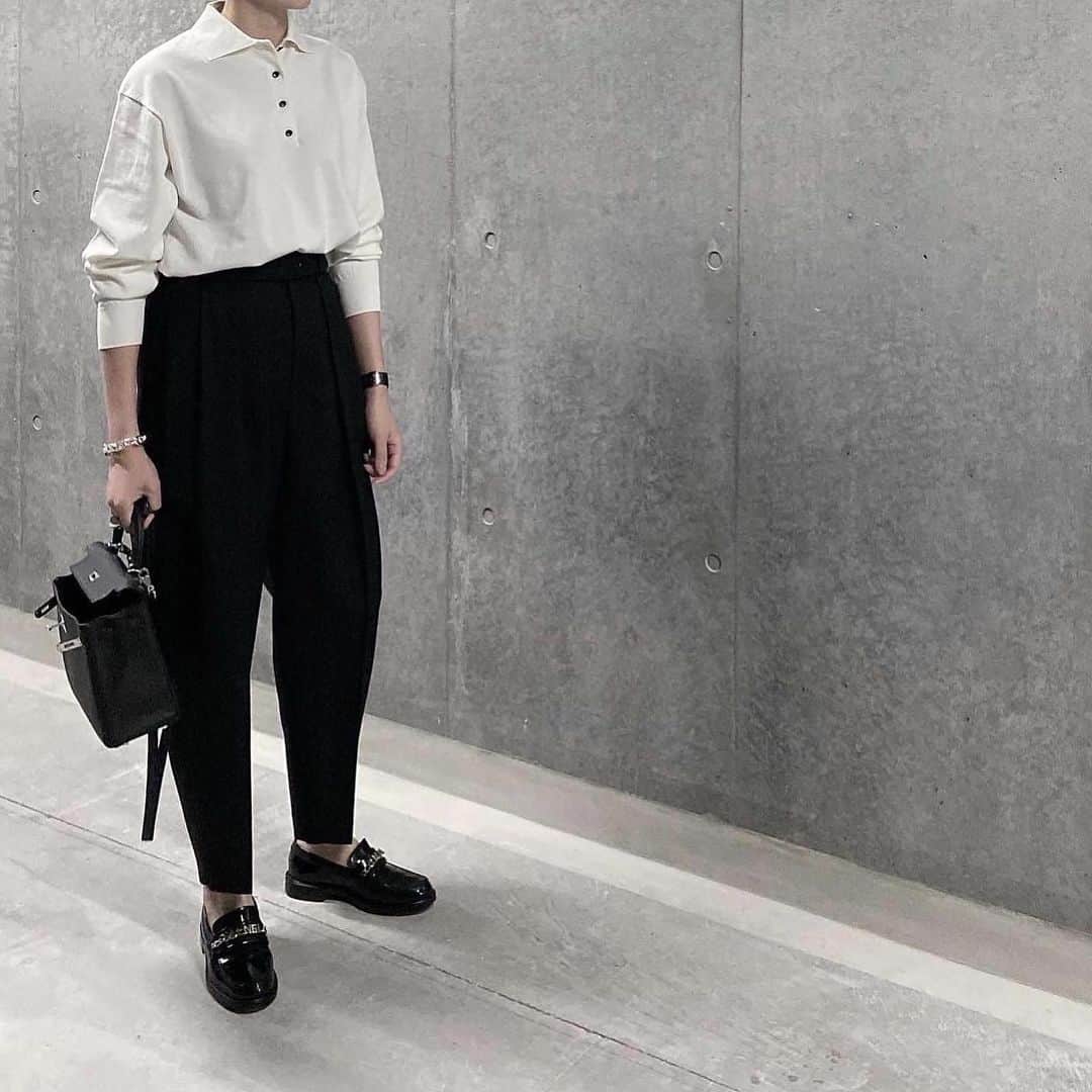 TOMOさんのインスタグラム写真 - (TOMOInstagram)「12/2 21時から12/5 22時まで LOHEN  2022PRE-SPRING COLLECTION  delivery March  受注スタート致します。 お届けは3月中旬から順次予定しております。  どれもお気に入りすぎて、 悩む新作😂😂  poloは、パッとした映えアイテムではないけど、 かなり優秀な1着。　 どうしてもパンツに合わせて欲しくて作ったのです😜 着心地もシルエットも最高です🙌 いよいよ明日受注開始です🙏  ⚫︎polo color→WHITE、BLACK、BEIGE price→19800円 size→Free 着丈67 身幅50 袖幅45 AH21 肩幅48 裄84 袖丈60 袖巾19 袖口8 天巾15.5   素材→コットン100%  お手入れ→手洗い可能  ⚫︎pants color→BLACK、WHITE、CAMEL price→26400円 size→36、38 (36) ウエスト66 ヒップ(タック込み)110.2  ワタリ(タック込み)35.8 股上31.8 股下64.5 膝巾(タック込み)27.6 裾口16 ベルト幅4.3 別ベルト巾4 ベルト長さ129 (38) ウエスト69ヒップ(タック込み)113.2 ワタリ(タック込み)36.8 股上32.3 股下66 膝巾(タック込み)28.6 裾口17 ベルト幅4.3 別ベルト巾4 ベルト長さ132  素材→レーヨン55%ポリエステル45% 生産→日本 お手入れ→ドライクリーニング  着用モデル168cm size38着用 @lohen__official  #lohen#ローヘン」12月1日 22時05分 - nicoco121