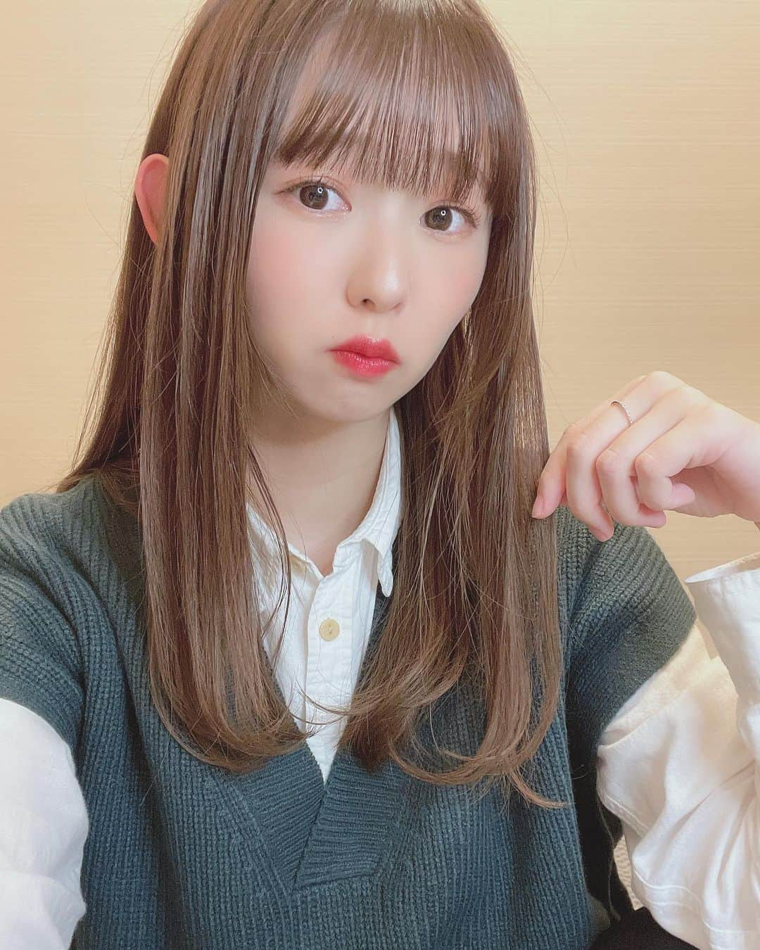 熊沢世莉奈のインスタグラム：「⁡ 髪の毛をバッサリ切って髪色めっちゃ明るくしたい って最近ずーっと思ってます🥺 ⁡ でもこんなに伸びたのに切るの勿体ないし、 勇気出なくて全然行動に移せない🥲✂️ ⁡ でもいつか肩ぐらいまで切るつもり💇🏻‍♀️ ⁡ #ヘアカット #悩み中 #ヘアアレンジ #ショートヘア #ロングヘア #どっちが好き？ #髪色」