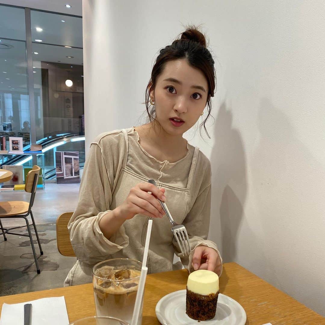 吉永アユリのインスタグラム：「え？食べていいのね？刺すよ？ の図」