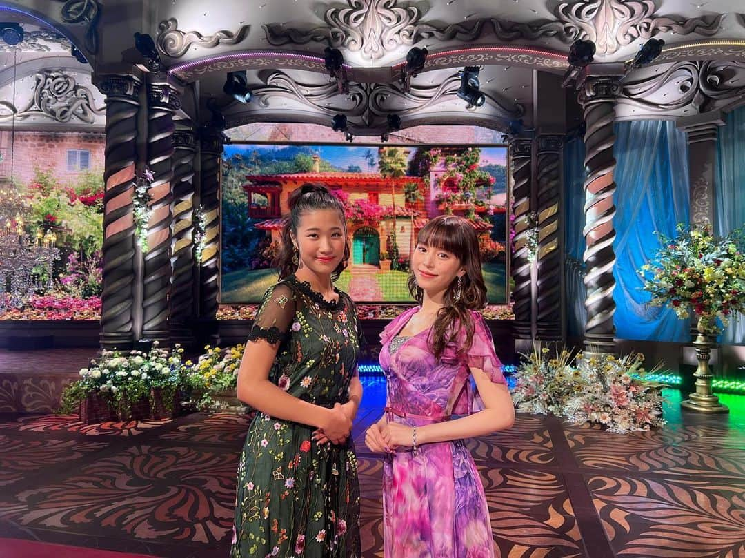 平野綾さんのインスタグラム写真 - (平野綾Instagram)「フジテレビ『FNS歌謡祭 第一夜』に、 現在公開中のディズニー最新作『ミラベルと魔法だらけの家』から、 イサベラ&ミラベルで ♪本当のわたし を斎藤瑠希ちゃんと共に披露しました🌸🦋 ⁡ ⁡ 久しぶりのFNS✨ 本編の映像を背負いながらの歌唱は初めてだったのですが、キャラクター達の何と心強いことよ！ マドリガル家のみんなに支えられました🎶  ⁡ 背景の美術やグラフィックは作品をイメージして番組が作ってくださったオリジナルで、 まさにミラベルの世界そのもの❣️ ⁡ るきちゃんは初めての歌番組で緊張していましたが、 この子は本当に出来る子です✨ ひと回り以上違いますが、とっても頼もしい妹です💖 ⁡ ⁡ そして、今日は1日ミラベルday🎉 FNSの前にはTOHOシネマズ六本木ヒルズでイベントが開催されました！ ⁡ それは次の投稿で💜 ⁡ ⁡ ⁡ #fns歌謡祭 #fns #ミラベルと魔法だらけの家 #ミラベル #イサベラ #本当のわたし #斎藤瑠希 #ayahirano #平野綾」12月1日 22時45分 - a_ya.hirano