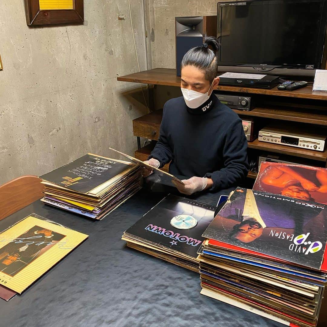 久保田利伸のインスタグラム：「しばらく事務所に置きっぱなしにしていたレコードを整理してもらいました🧹💿✨  #久保田利伸  #vinylrecords  #師走ですね」