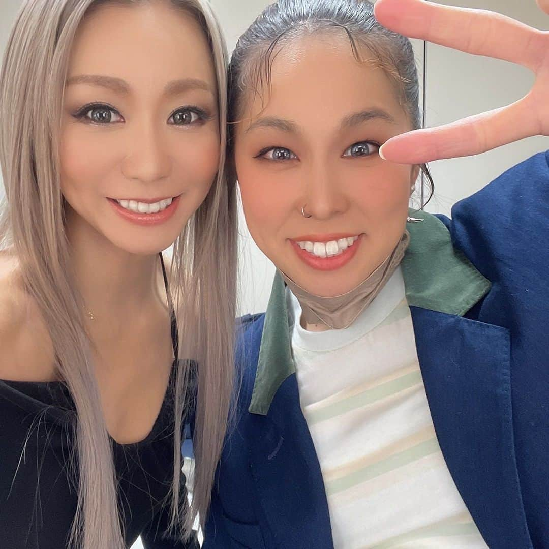 倖田來未さんのインスタグラム写真 - (倖田來未Instagram)「. フジテレビ「FNS歌謡祭」 AIとの同期コラボ見ていただけましたか？！ 20周年コンビ！笑笑 クラブで歌っていた時代から今もこうして、アーティスト仲間として支えてくれていることをとても幸せに思います！！ これからも共に！！素敵な音楽を奏でましょう！！！ ⁡ フジテレビの皆様、素敵な企画をありがとうございました！！ ⁡ p.s AIは、先日発売したスタイルフォトブック「WALK」でもインタビューしてくれてます！！ ぜひ、そちらも読んでみてください！！ ⁡ #フジテレビ #fns歌謡祭 #AI #同期コラボ #kodakumi #倖田來未」12月1日 22時43分 - kodakumi_official