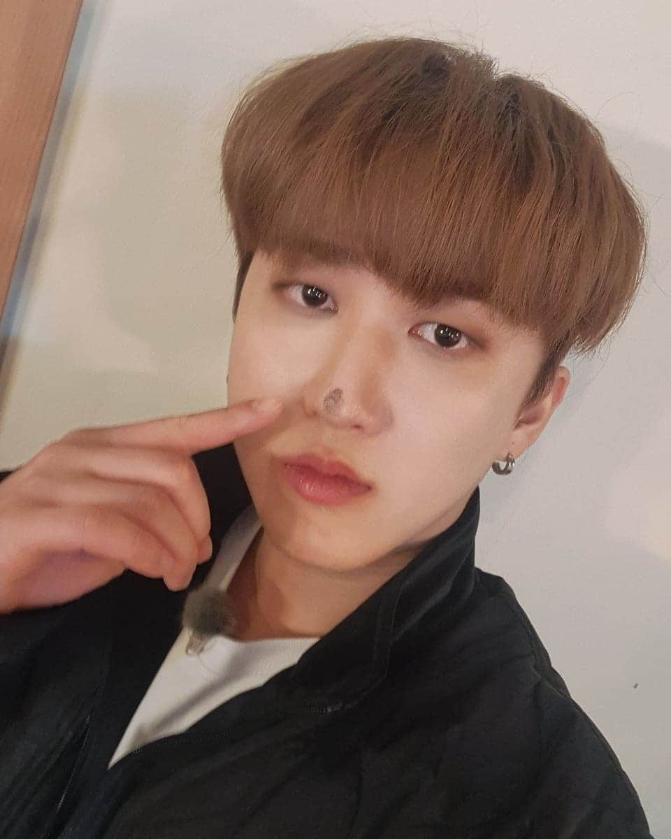 Stray Kidsさんのインスタグラム写真 - (Stray KidsInstagram)「갤러리 찾아보니 있어서ㅎㅎ 이리노씨가 코에 숯묻힘 #straykids #stay #🐖🐇」12月1日 22時50分 - realstraykids