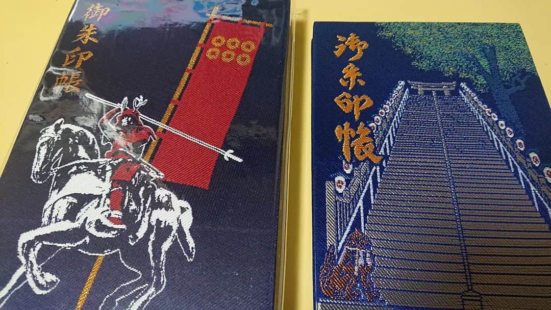 千葉泉のインスタグラム：「眞田神社の御朱印帳がいっぱいになったので、愛宕神社の御朱印帳にチェンジ！！(∗•ω•∗) 愛宕神社は事務所から歩いて行ける距離なので、1年くらい前からお世話になってます。高所恐怖症の人にはなかなかしんどい急階段なので、いつも手すりに掴まって1段1段慎重に、ゆっくり登ってる…。笑   #御朱印帳  #御朱印集め  #愛宕神社  #眞田神社」