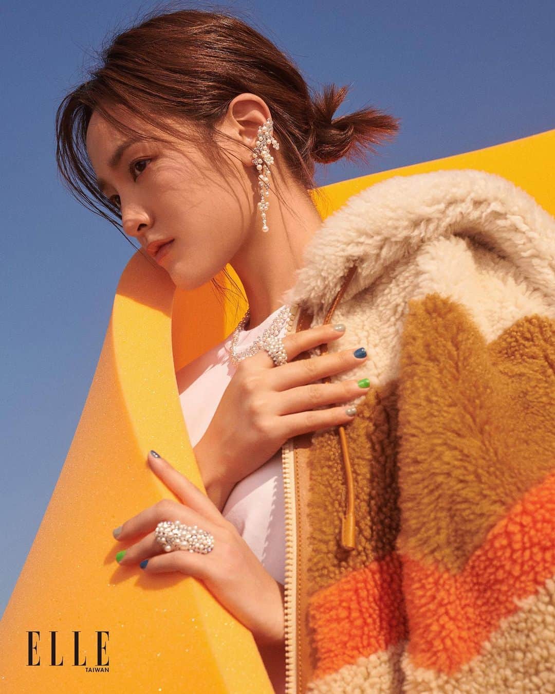 ジングルワンのインスタグラム：「： 草地上的牛牛馬馬還有cream跟k  @elletaiwan  @fan82114  @morethanbluetw   Makeup @yml.makeup  Hair @ben79979」