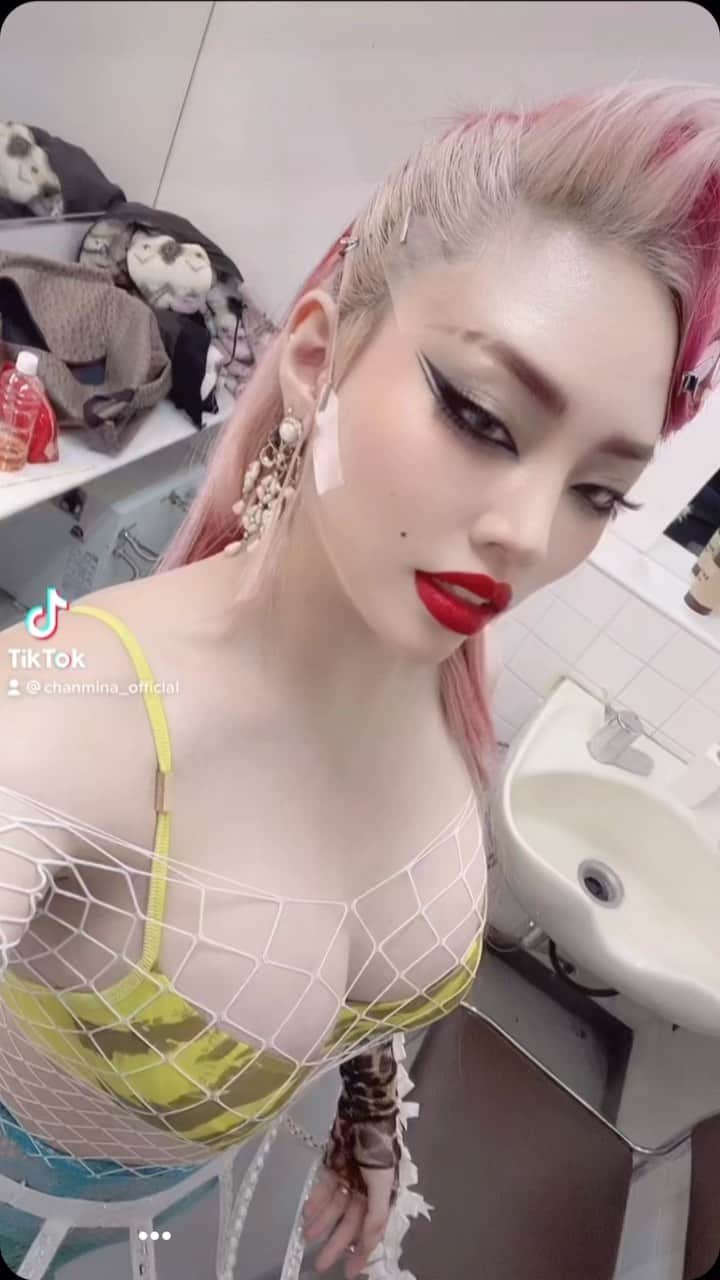 ちゃんみなさんのインスタグラム動画 - (ちゃんみなInstagram)「装苑一月号に出させて頂いてます🙏🏻素敵な写真沢山撮ってもらったので見てね  『タイトルをつけられた女』プロデュースしました💄」12月1日 23時29分 - minachanxx