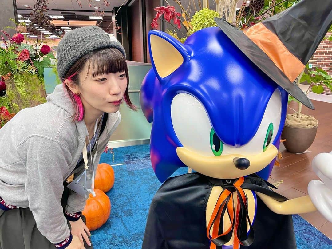 ぱいぱいでか美のインスタグラム：「SEGA行ったらソニック氏いました〜🔥 . 明らかにソニックがハロウィンのかっこしてて 10月の写真失礼します！ SEGAのYouTube音楽番組「SEGA音」 呼んでいただきまして、本日前編が公開になりました！ 一問一答したり、ぷよぷよしたりしたよ🎮 ストーリーにリンク載せときます。 見てね！ . #SEGA #ソニック #SEGA音」