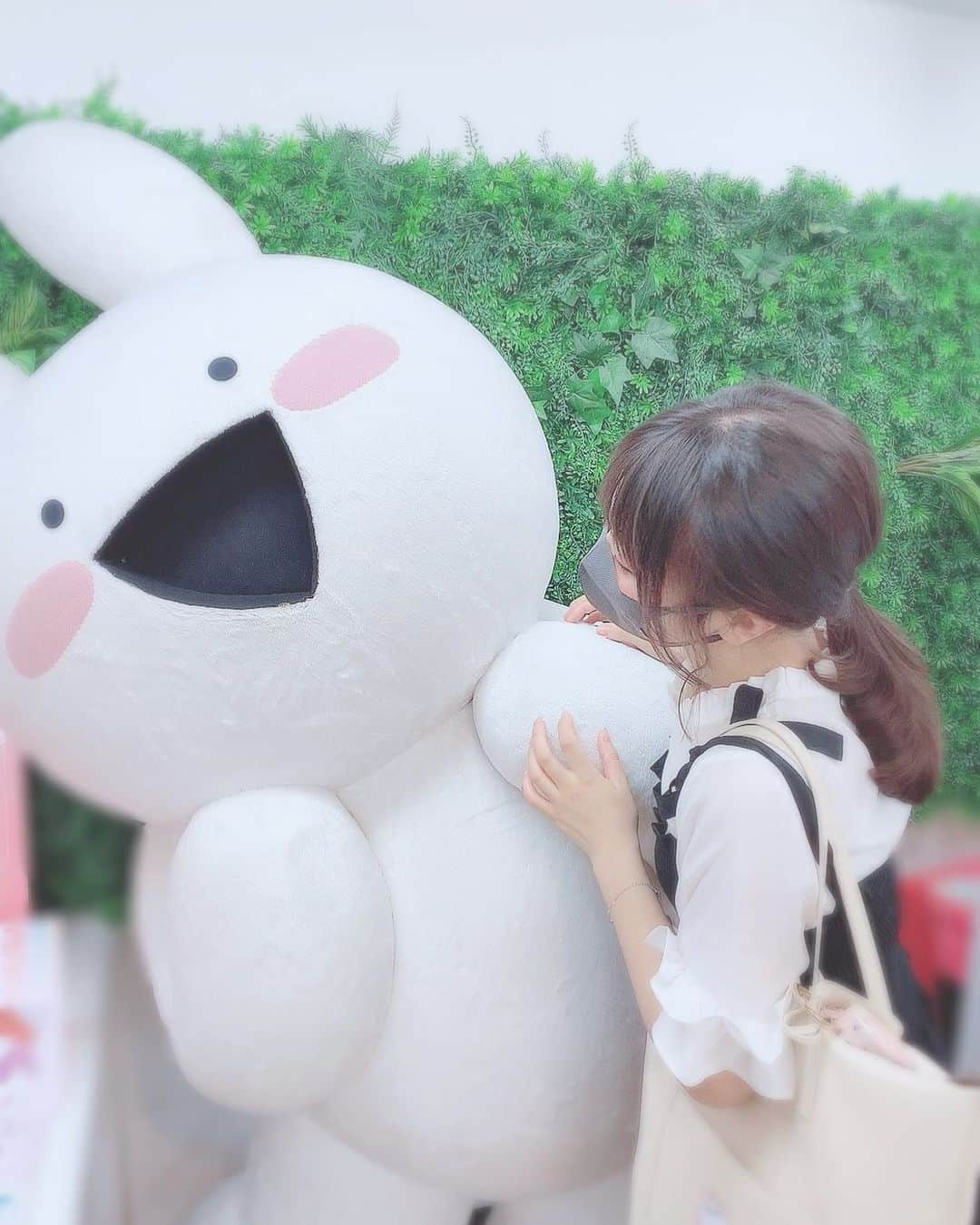 稲垣香織のインスタグラム：「・ ・ ・ 🐰💕💭  結構前の写真なのですが、可愛いうさぎちゃんが居たから一緒に撮りました☺️  このうさぎちゃん、何だか好きなんですよ〜！！(≧ω≦) 可愛くないですか？？🎵  ・うさぎ ・キャラクター ・可愛い ・山根氏カメラ」