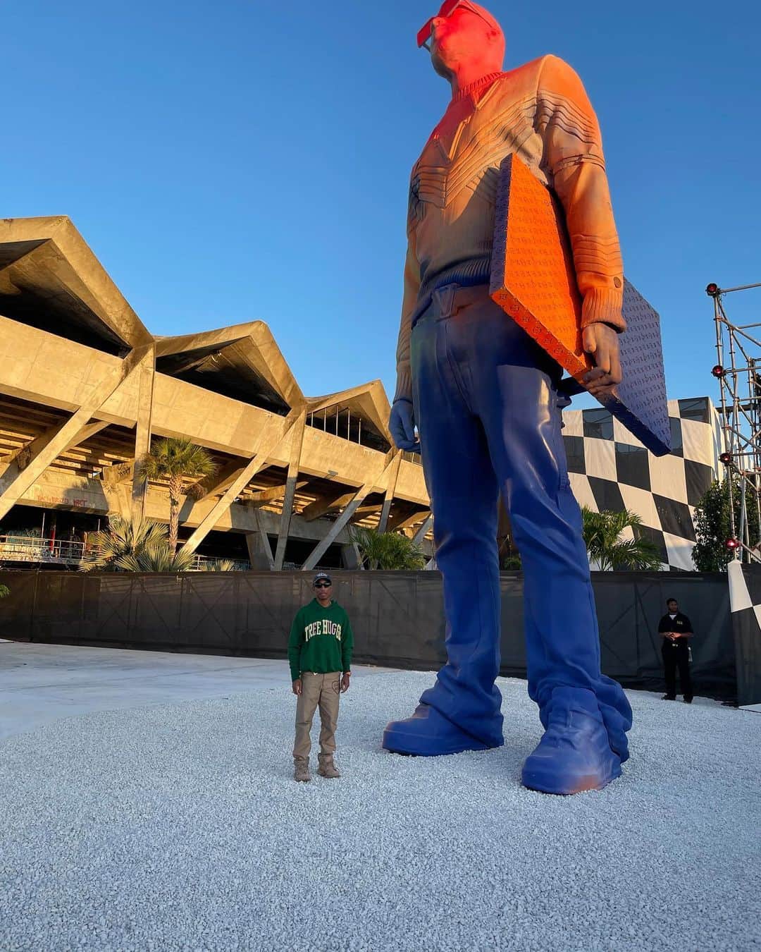 のインスタグラム：「Standing next to the Giant」