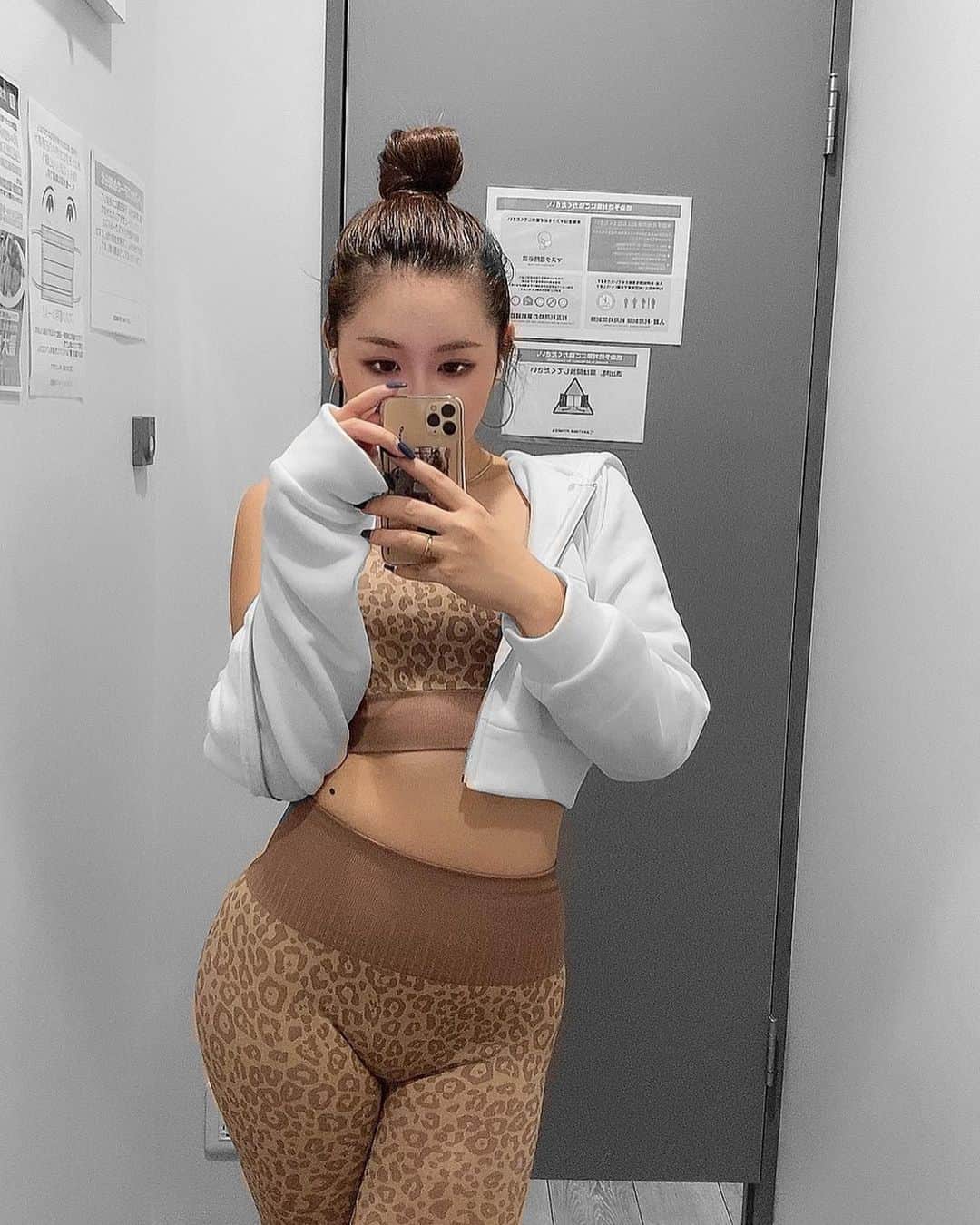 Honokaのインスタグラム：「. . Introducing yesterday's training wear🐆..  さて！ 新入りのこのレオパード柄ウェア♥️  わたし私服でも、柄物ってあまり持ってないんやけど 色味が可愛すぎて、先日のセール時にGetしました😳♥️  落ち着きのあるベージュのレオパードやから 柄が苦手なひととか、派手なん嫌なひとでも 挑戦しやすいかな〜とおもいます🥰！  今は、新作30%Offやってるよ♡🤤 プロフィールのURLクリックしてね✈️💨 そのあとにデフォルトのブラウザで開いてみてね👀✨  クリスマスシーズンにも、 わくわくなイベントあるみたいなので またお知らせさせてくださいね🙈♥️♥️  では、おやすみなさい🌙.*·̩͙  ✩ ⋆ ✩ ⋆ ✩ ⋆ ✩ ⋆ ✩ ⋆ ✩ ⋆ ✩  @zomigen_official  20%OFF クーポンコード → hono_fitness  プロフィールURLからチェック✅  ▢ ▣ ▢ ▣ ▢ ▣ ▢ ▣ ▢ ▣ ▢ ▣ ▢ ▣ ▢ ▣   #美尻 #シリスタグラム #ダイエット #ボディメイク  #トレーニーと繋がりたい #トレーニー女子 #筋スタグラム #筋トレ女子 #筋トレ好きと繋がりたい  #エニタイム #有酸素  #zomigen #トレーニングウェア  #ジムウェア #アンバサダー #レオパード #sale   ▢ ▣ ▢ ▣ ▢ ▣ ▢ ▣ ▢ ▣ ▢ ▣ ▢ ▣ ▢ ▣」