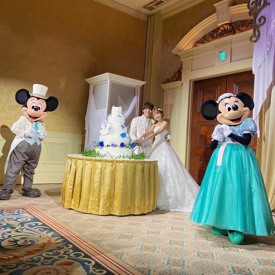 まういのインスタグラム：「2021/8/7 #ディズニーシー #ミラコスタ 一生に一度の宝物の日になった結婚式  そもそも結婚なんて全然考えられなかったし、しても35過ぎたぐらいかな〜とか思ってた俺を、こんなにも熱くさせて、結婚したいと思うくらい好きにしてくれたのが花鈴ちゃん  結婚式準備のおかげで知らなかった花鈴ちゃんの人生に触れることができたし、知れた結果もっと好きになったし、仕事との両立が大変だったけど、毎日本当に楽しかった  作り物だけじゃなくて、ダイエットとか、リングボーイ&ガールとの挙式の練習とか、曲極めとか前撮りとか、とにかく8月7日まで迎えるまでの毎日が尊すぎて、当日は嘘みたいにガクブルして緊張し散らかした新郎です❤︎🌚🌚🌚🌚  お祝いに来てくれたみんな本当にありがとう。こんな時だからこそこの日を共にしてくれたみんなが大好きだよ ミッキー、ミニーもありがとね😘  今日はこの辺りにして次回はぼくの興奮が収まりきれなかった花鈴さんの花嫁姿についてたっぷり語りたいと思います😉🌈  #ミラコスタftw」