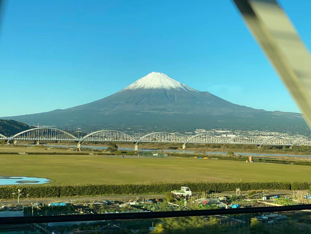 岩崎宏美さんのインスタグラム写真 - (岩崎宏美Instagram)「12月2日大阪オリックス劇場17時より、野口五郎・岩崎宏美プレミアムコンサート❗️ 名古屋に続いて2本目です。  前日大阪に向かう新幹線で見せてもらえた素晴らしい富士山でした。 沢山の元気をいただきました 感謝の気持ちで一杯です❗️  妹、良美は銀座ヤマハホールにて40周年コンサート、 私たちもオリックス劇場で思いきり楽しみます‼️ ＃岩崎良美 ＃野口五郎 #岩崎宏美 #銀座ヤマハホール #オリックス劇場」12月2日 0時36分 - hiromiiwasaki_official