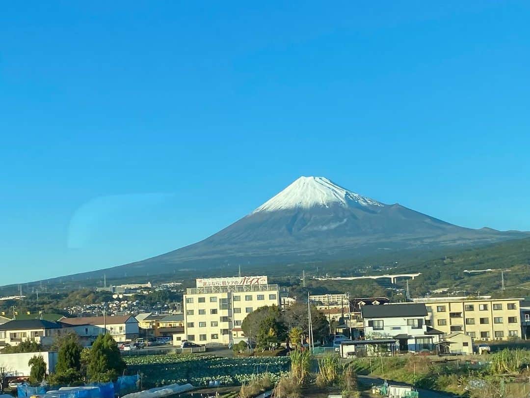 岩崎宏美さんのインスタグラム写真 - (岩崎宏美Instagram)「12月2日大阪オリックス劇場17時より、野口五郎・岩崎宏美プレミアムコンサート❗️ 名古屋に続いて2本目です。  前日大阪に向かう新幹線で見せてもらえた素晴らしい富士山でした。 沢山の元気をいただきました 感謝の気持ちで一杯です❗️  妹、良美は銀座ヤマハホールにて40周年コンサート、 私たちもオリックス劇場で思いきり楽しみます‼️ ＃岩崎良美 ＃野口五郎 #岩崎宏美 #銀座ヤマハホール #オリックス劇場」12月2日 0時36分 - hiromiiwasaki_official