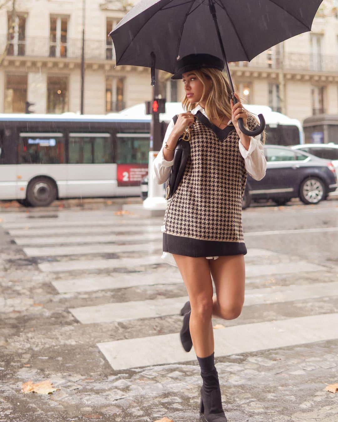 Cindy Pradoさんのインスタグラム写真 - (Cindy PradoInstagram)「Paris in the rain 🥐🖤 @fashionnova fashionnovapartner」12月2日 1時14分 - cindyprado