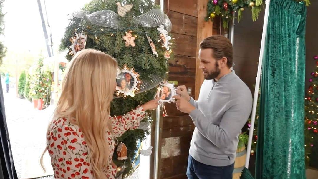 キャンディス・キャメロン・ブレのインスタグラム：「Did you find all the Fuller House Easter eggs when you watched The Christmas Contest?!  If you didn’t catch them all, you can watch it AGAIN 🙌🏼🎄 “The Christmas Contest” will re-air TONIGHT on @hallmarkchannel at 10/9c #thechristmascontest #fullerhouse」