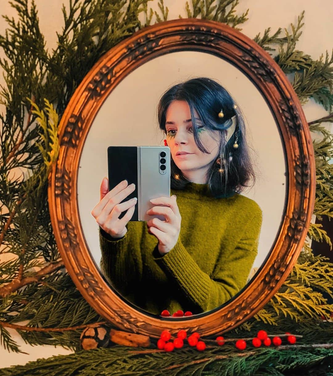 Joyce Ilgのインスタグラム：「*Werbung ❄️⛄ Spieglein, Spieglein an der Wand, Weihnachtselfe Joyce ist wieder im Land! 🧚🏻‍♀️ Spätestens zur Weihnachtszeit hol ich die Elfenohren jedes Jahr aus dem Schrank. Und jetzt auch mein #GalaxyFold3 von @samsunggermany, um die schönen Momente voller Spaß, Liebe & Familie einzufangen. Und selbst Oma & Opa können auf dem großen Display alles sehen 😂. Habt ihr auch winterliche Rituale? Vielleicht Raclette mit Freunden oder einen bestimmten Weihnachtssong hören? ❤️  #TeamGalaxy」