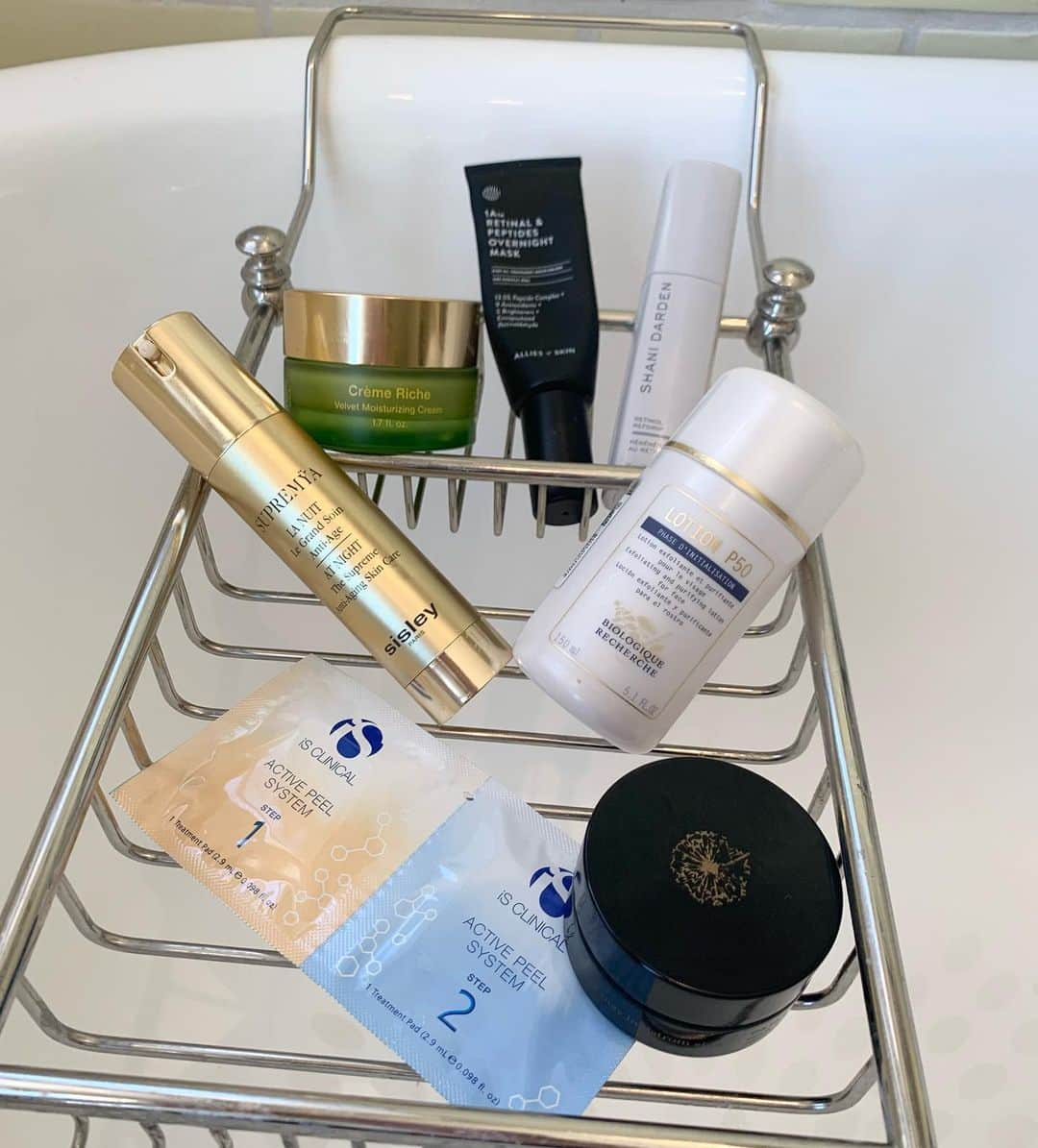 ジャニュアリー・ジョーンズさんのインスタグラム写真 - (ジャニュアリー・ジョーンズInstagram)「Here’s my annual “products I use and swear by” list. I also think it’s important to find a supplement routine that works for you from the inside out! 🤶🏻 1. Morning routine 2. Nighttime routine 3. Face wash and tone 4. Masks/serums 5. Body  6. Hair  7. Sauna blanket for detox and glow」12月2日 3時20分 - januaryjones